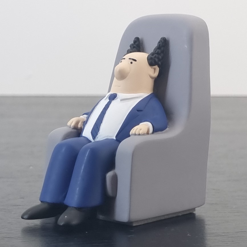 Dilbert Boss figurine _side left front