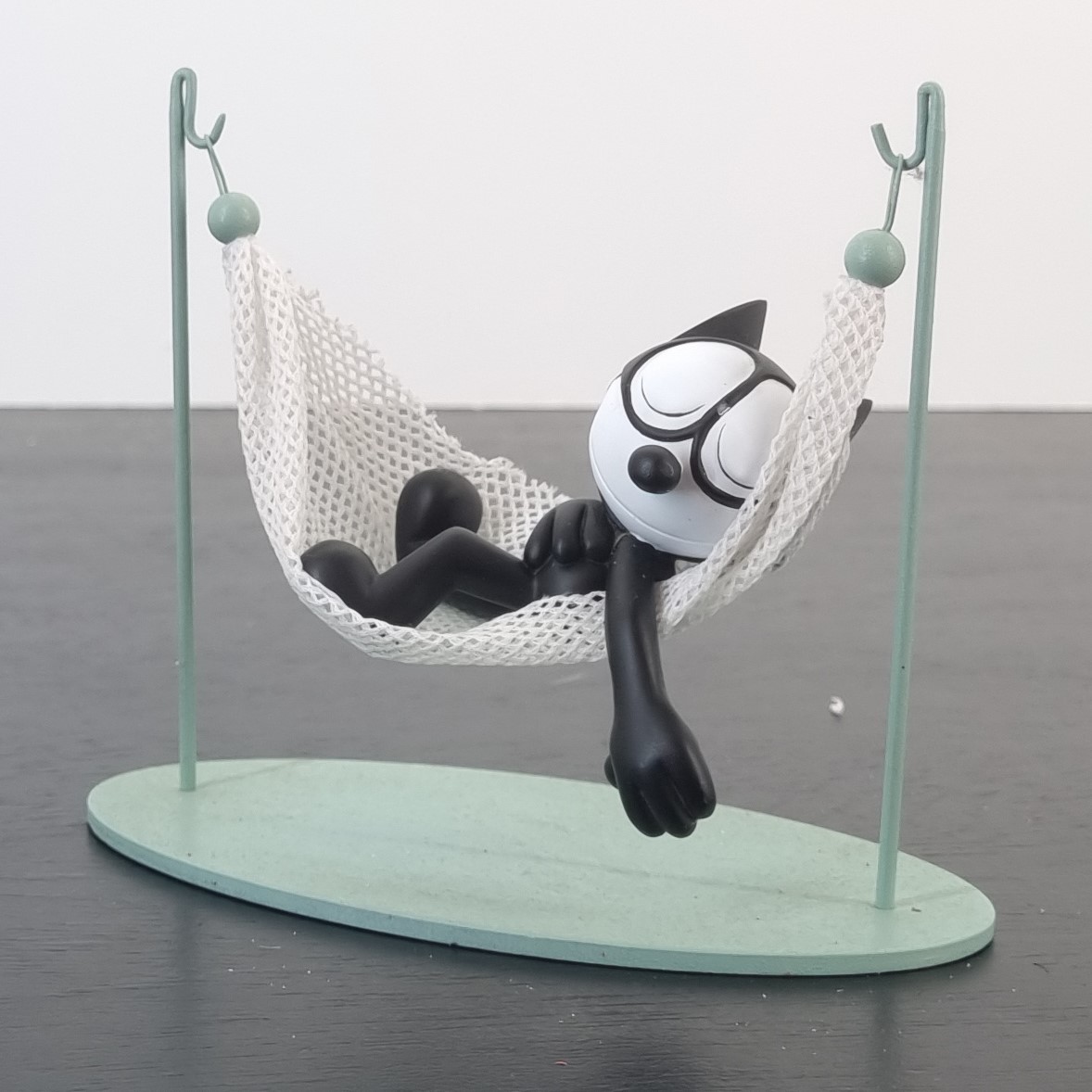 Felix the Cat in a hammock figurine _left front