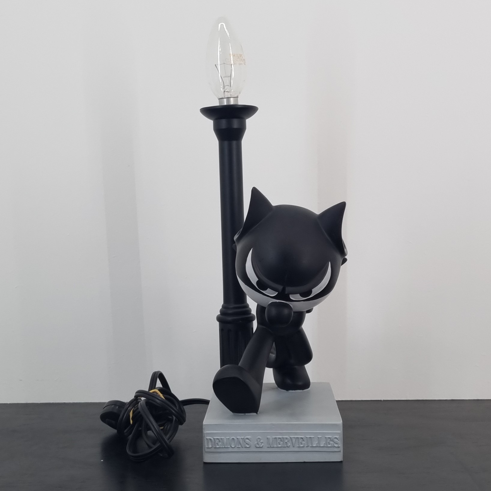 Felix the Cat table lamp _front with bulb