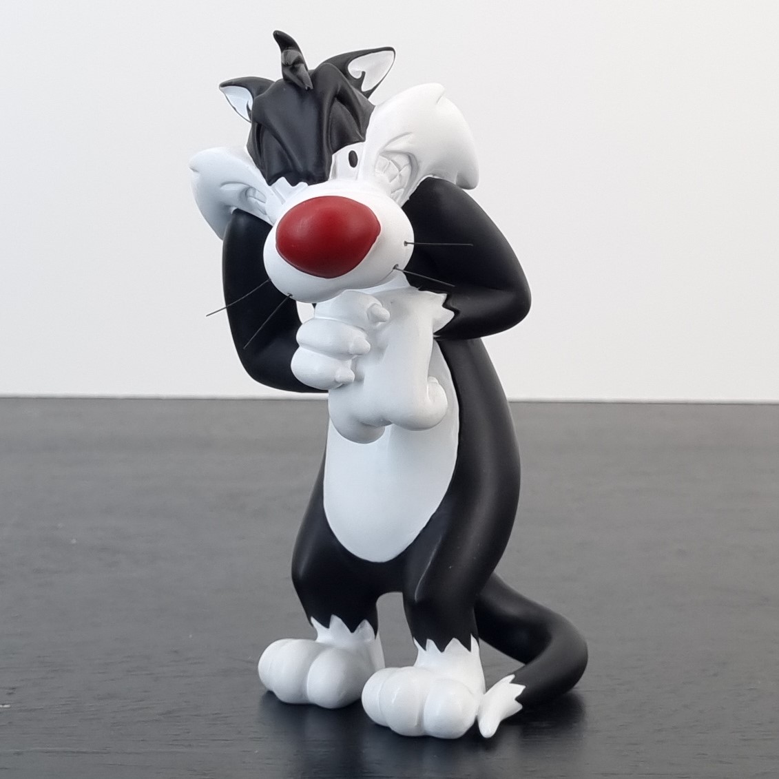 Sylvester rubbing hands figurine _front