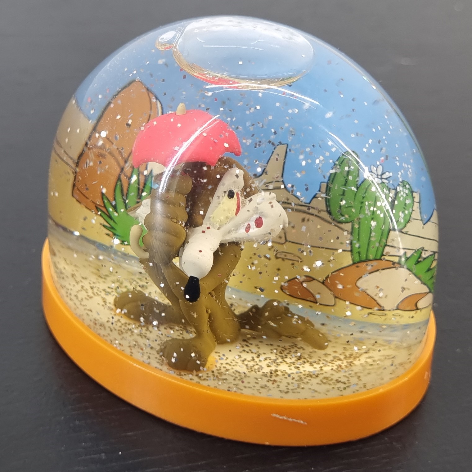 Wile E. Coyote snowglobe