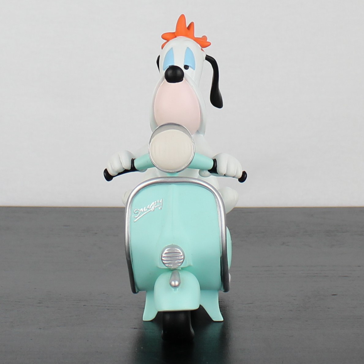 Droopy Vespa figurine _front