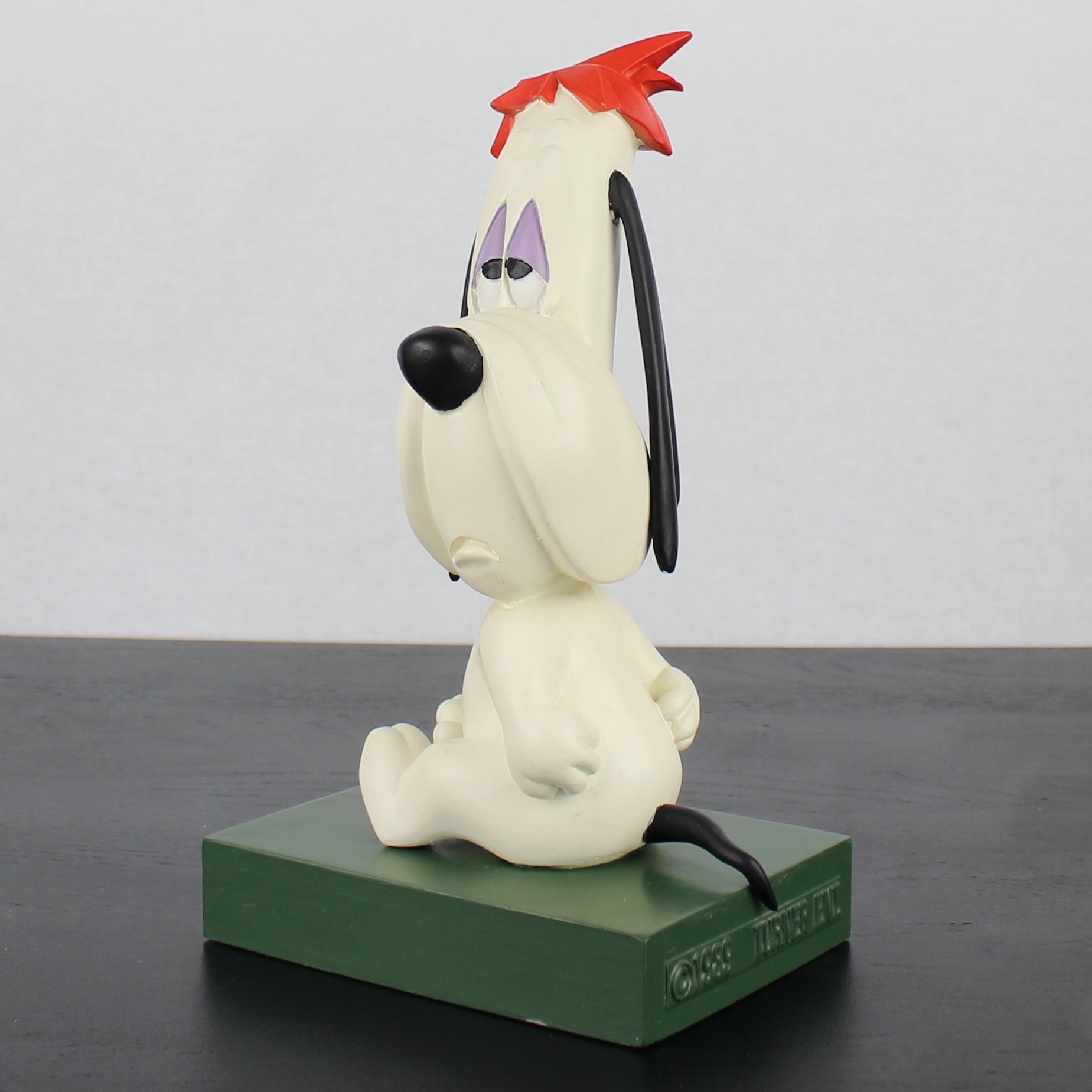 Droopy statue _left front