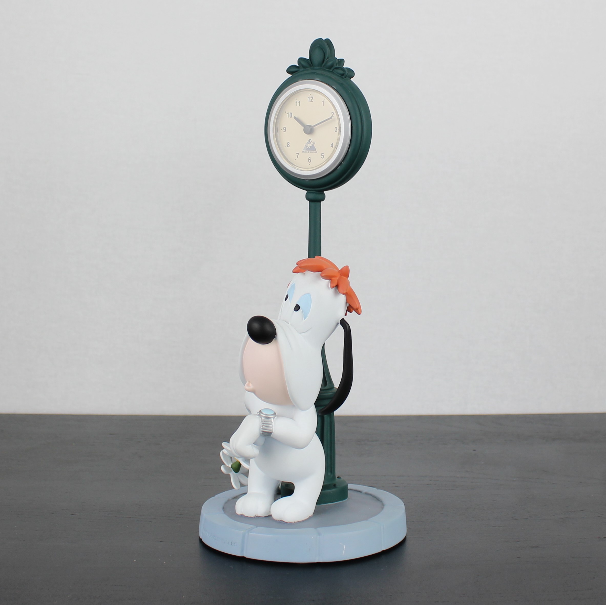 Droopy table clock _left front