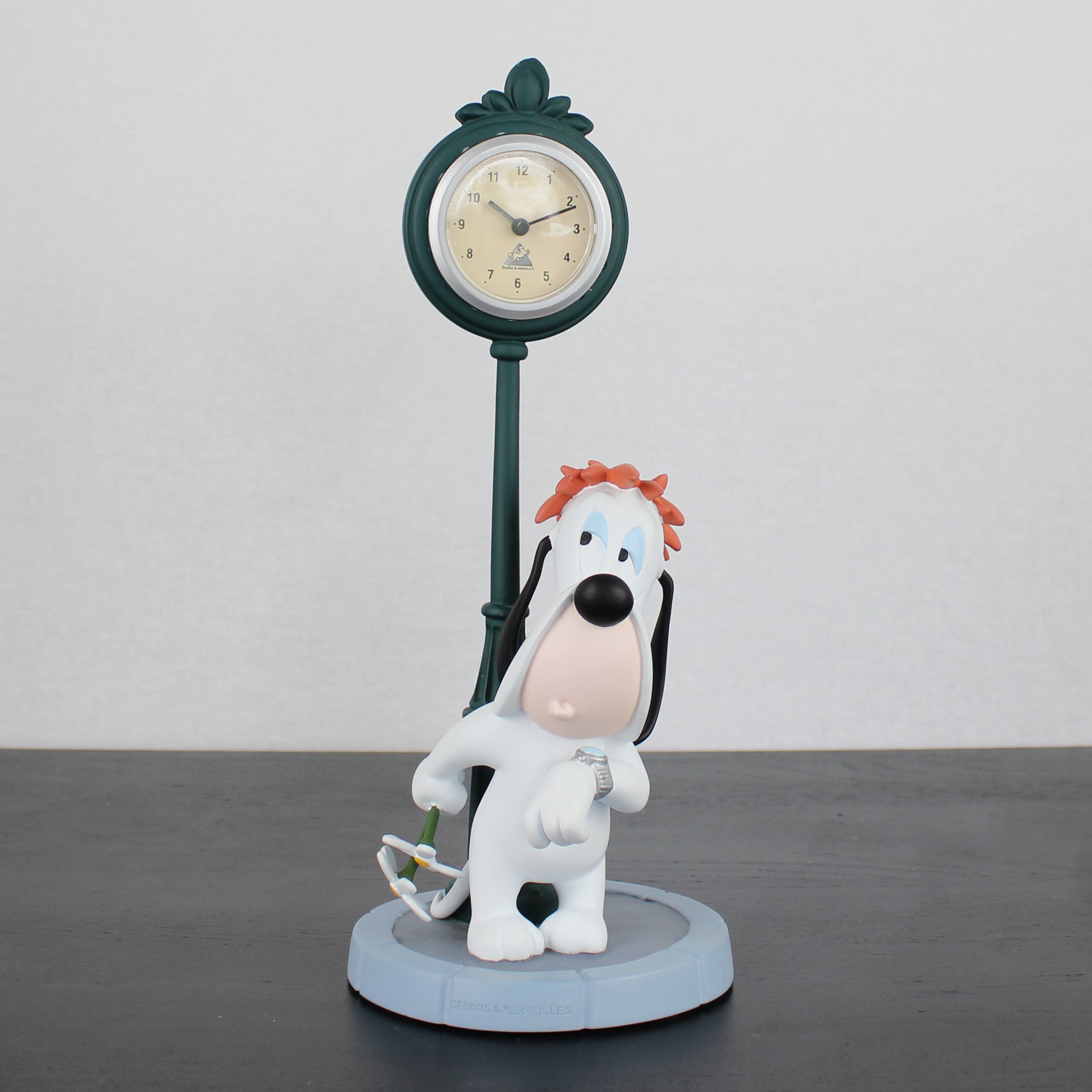 Droopy table clock