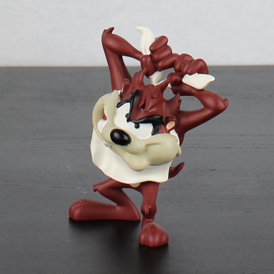 Tasmanian Devil puts on a bib figurine _left front