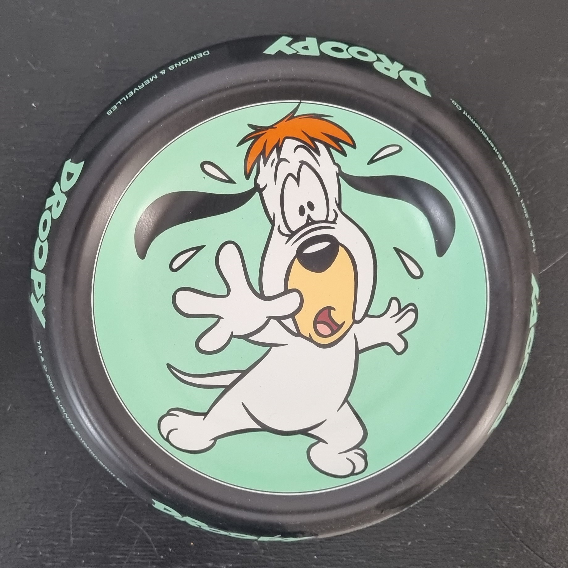 Droopy ashtray _startled