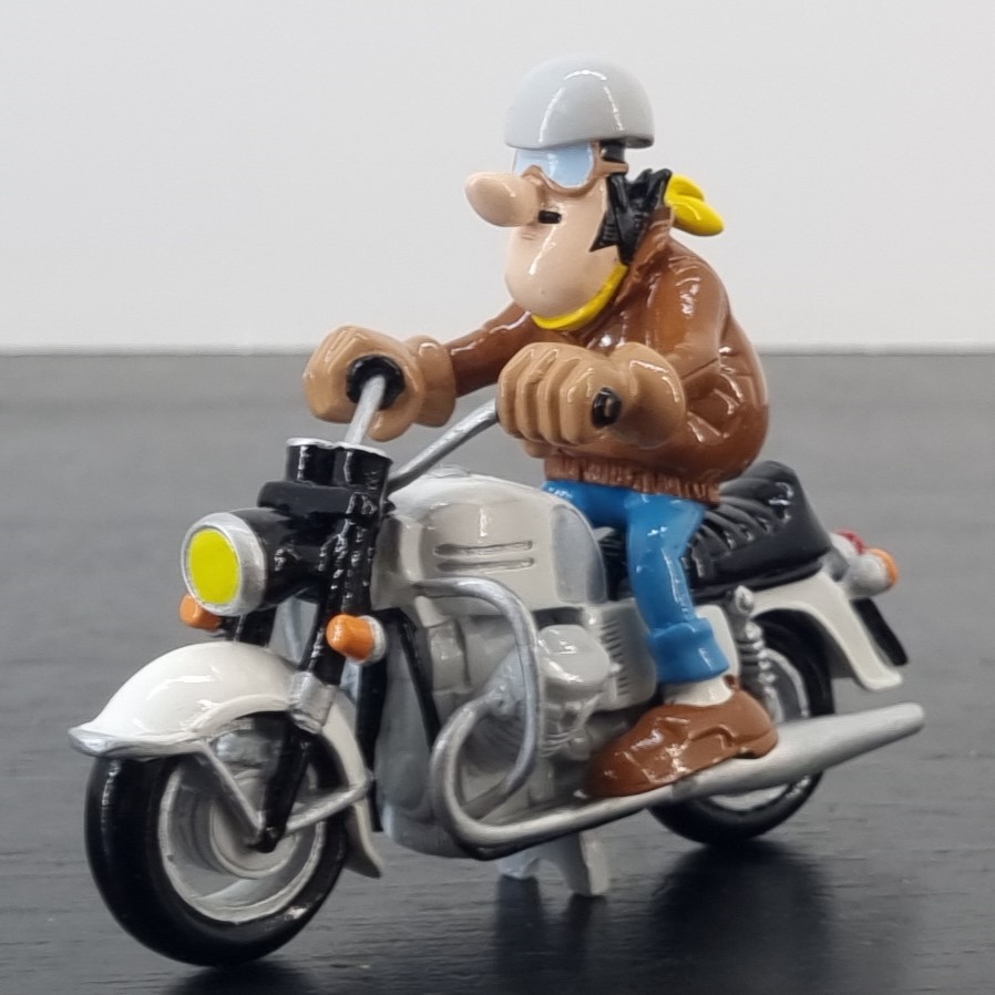 Joe Bar Sur Sa Moto Guzzi V7 750 de 1969 figurine _left front