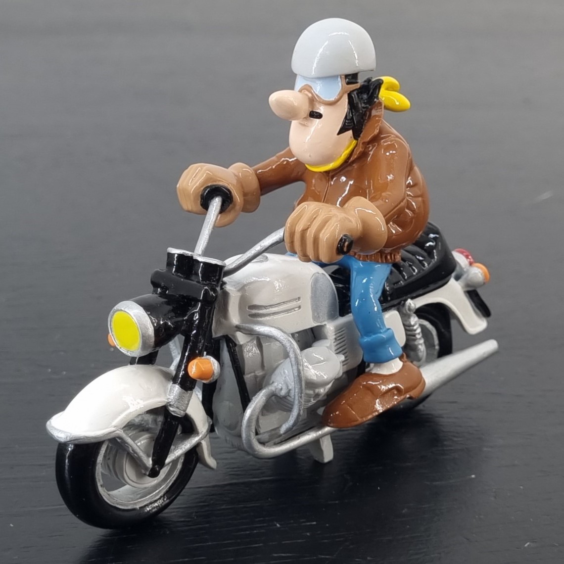 Joe Bar Sur Sa Moto Guzzi V7 750 de 1969 figurine