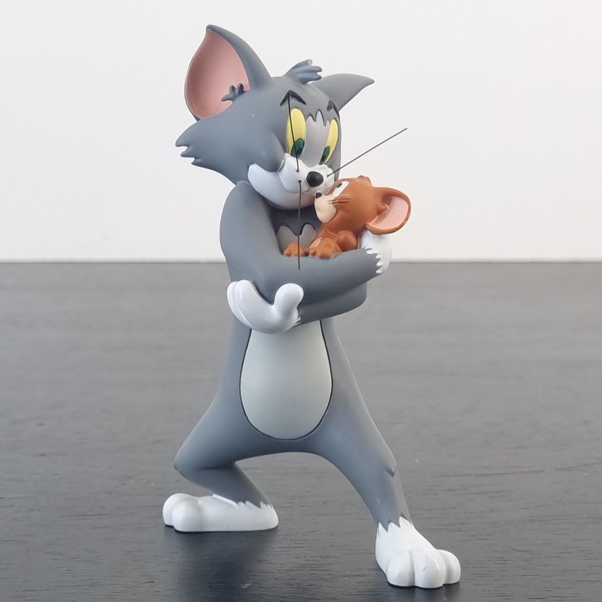 Tom hugging Jerry figurine _left front